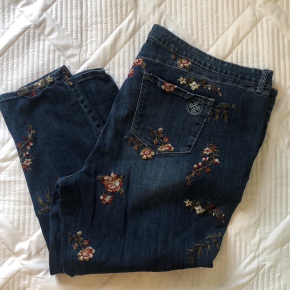 Lori Felt| Jeans| Women’s| Size 28W| Denim| Embroidered floral Jeans, Classic - Picture 13 of 15